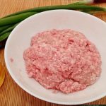 Glavna skrivnost sočnih kotletov: zakaj mleto meso ne sme biti homogeno glavna-skrivnost-socnih-kotletov-zakaj-mleto-meso-ne-sme-biti.jpg