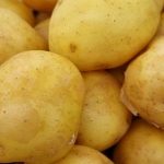 Kdaj soliti krompir med kuhanjem: polemika, ki tudi izkušene kuharje deli na dva tabora kdaj-soliti-krompir-med-kuhanjem-polemika-ki-tudi-izkusene-kuharje.jpg