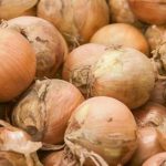 zakaj-je-treba-cebulo-pred-cvrtjem-pomociti-v-moko-trik.jpg